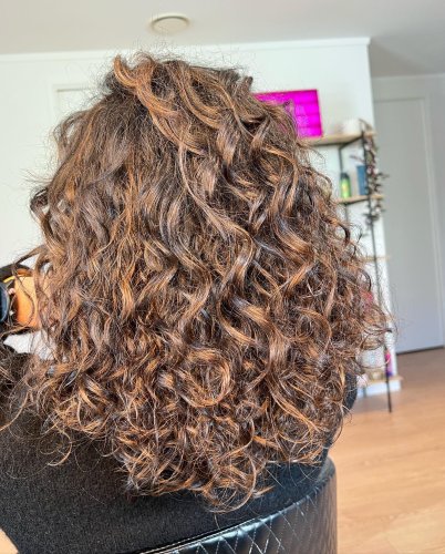 Carousel post from trindadehairstylist.