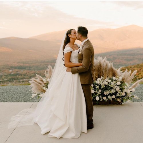 Carousel post from lelitebridal.