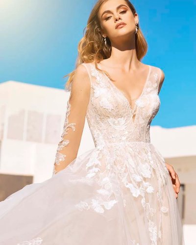 Carousel post from jolibride.