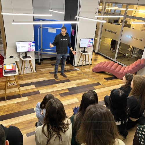 Carousel post from embedsocialjapan.