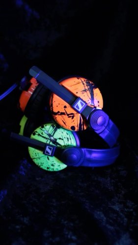 Video post from customcans_headphones.
