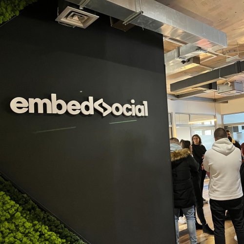 Carousel post from embedsocialjapan.