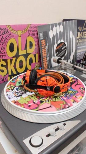 Video post from customcans_headphones.