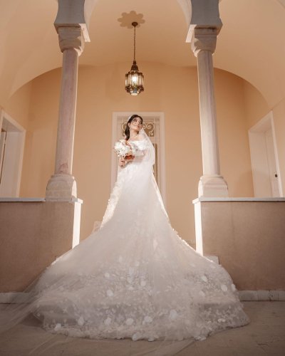 Carousel post from lelitebridal.