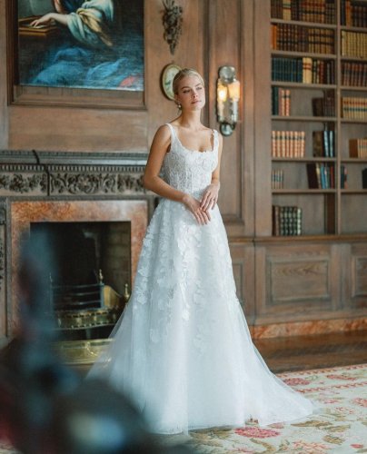 Carousel post from jolibride.