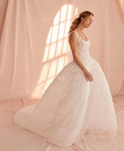 Carousel post from lelitebridal.