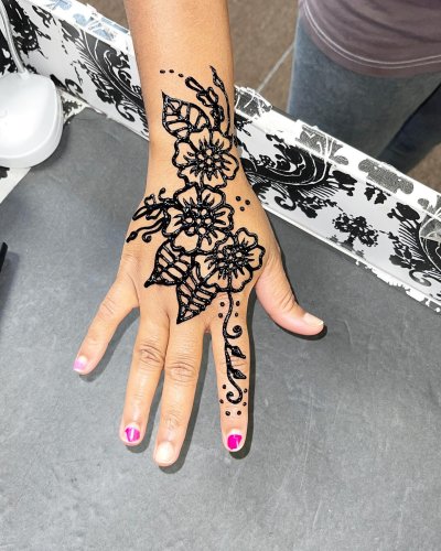 Henna tattoo foot hi-res stock photography and images - Alamy
