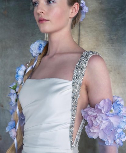 Carousel post from jolibride.