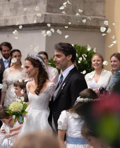 Carousel post from jolibride.