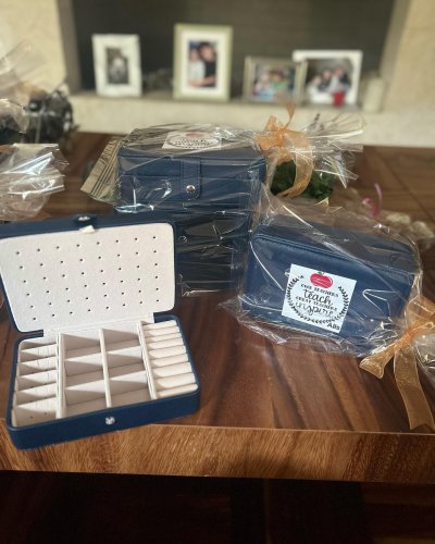 Carousel post from la_gifteria.