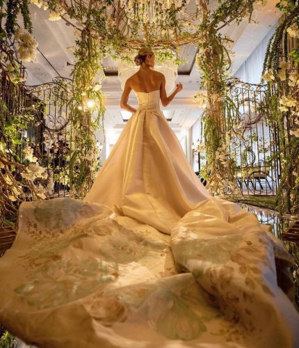 Carousel post from lelitebridal.