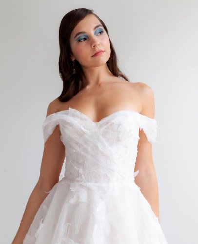 Carousel post from jolibride.