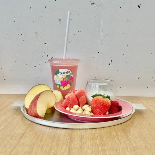 Carousel post from 三省製薬　デルメッド.