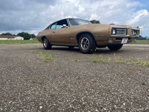 Carousel post from Ohio Corvettes and Muscle Cars.