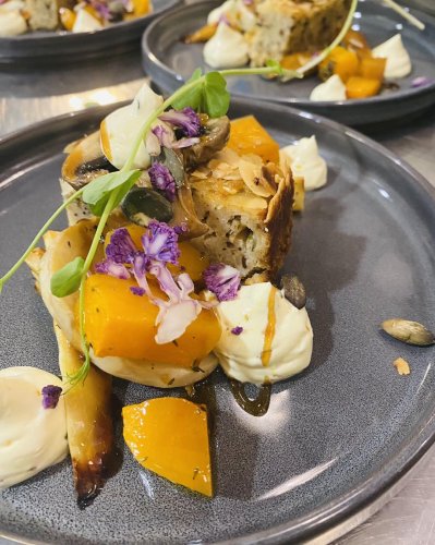 Carousel post from miditreizepontarlier.