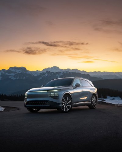 Carousel post from salonautolyon.