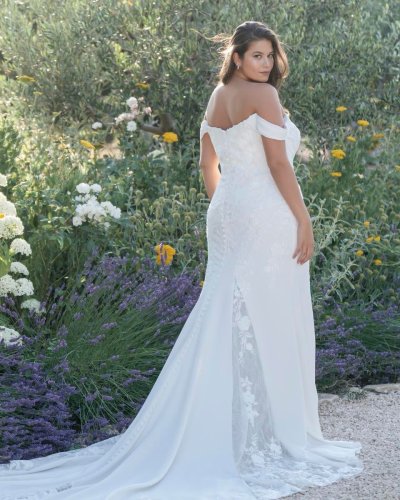 Carousel post from thecurvybridenj.