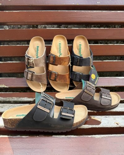 Carousel post from almareafootwear.