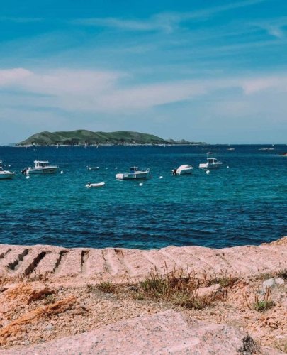 Carousel post from glampings.