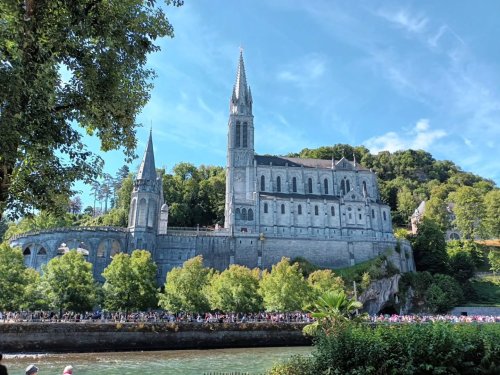 Carousel post from eglisecatho38.