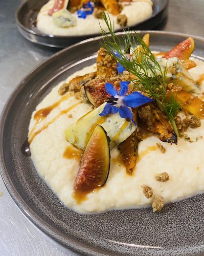 Carousel post from miditreizepontarlier.