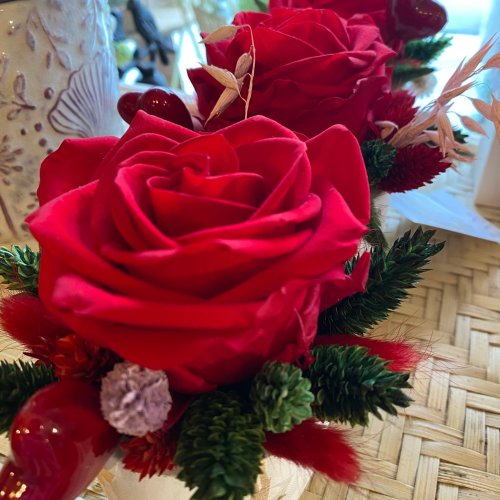 Carousel post from gloriosa.artisan.fleuriste.