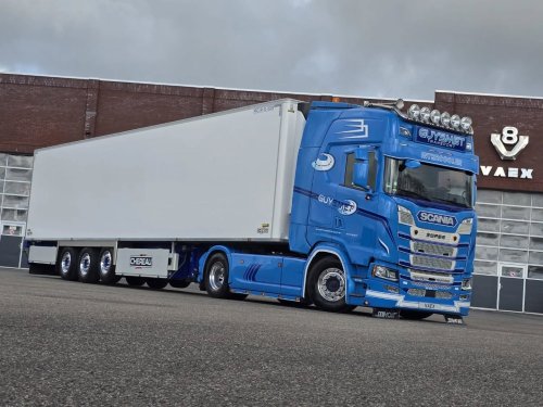 Carousel post from vaexthetrucktraders.