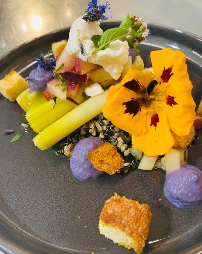 Carousel post from miditreizepontarlier.