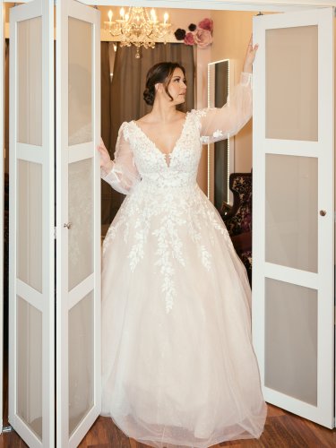 Carousel post from thecurvybridenj.