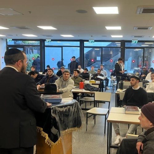 Carousel post from derechyeshiva.