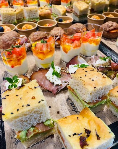 Carousel post from miditreizepontarlier.