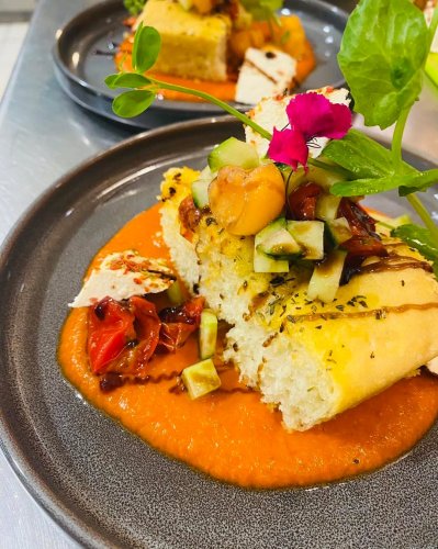 Carousel post from miditreizepontarlier.