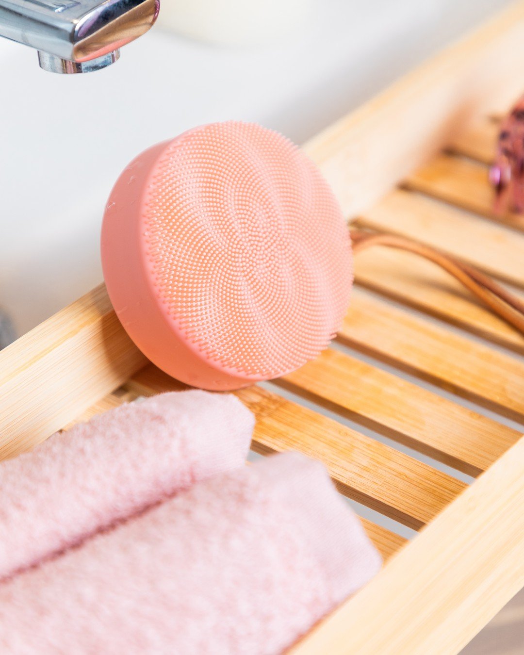 FOREO LUNA™ 4 plus | LED Cleansing & Microcurrent