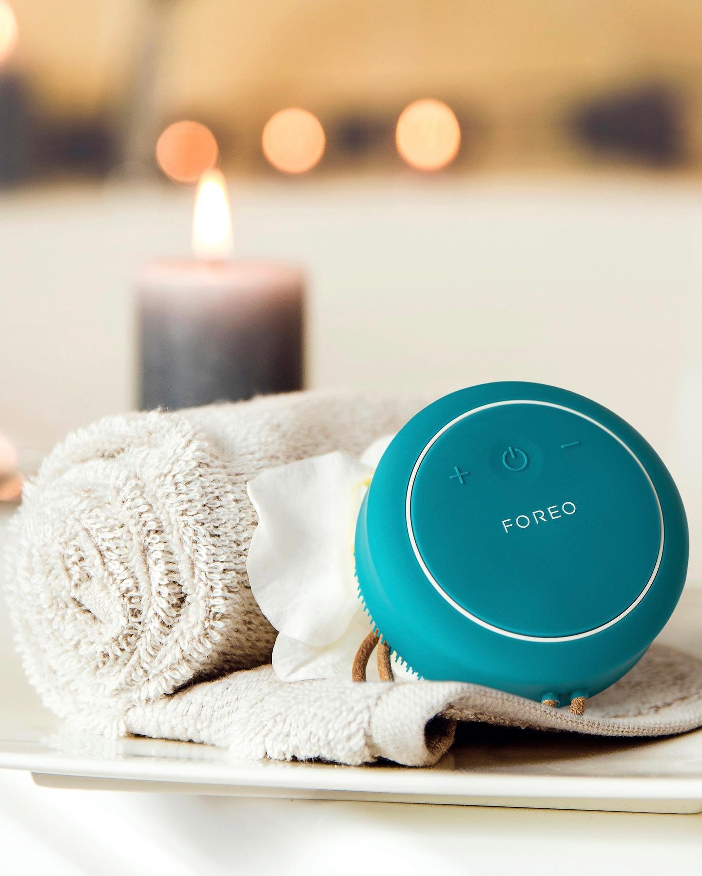 FOREO LUNA™ 4 MEN | Limpa e firma a pele e barba