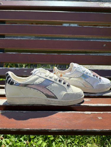 Carousel post from almareafootwear.