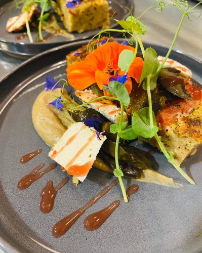 Carousel post from miditreizepontarlier.