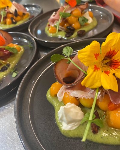 Carousel post from miditreizepontarlier.