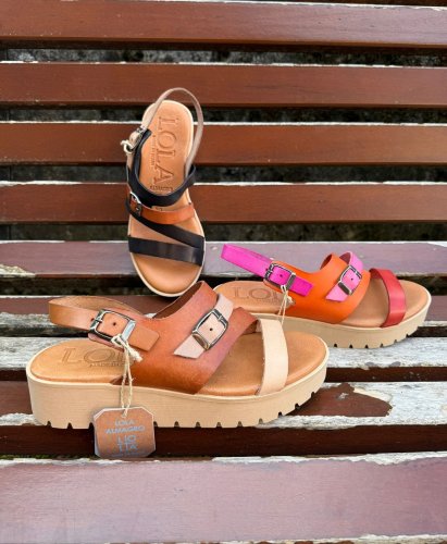 Carousel post from almareafootwear.
