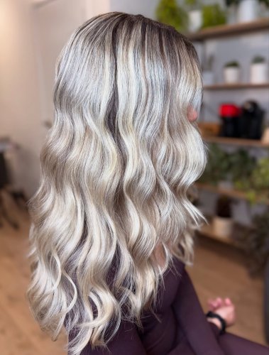 Carousel post from trindadehairstylist.