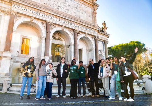 Carousel post from aurrome.