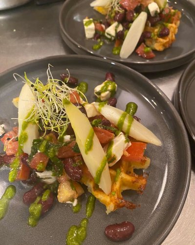 Carousel post from miditreizepontarlier.