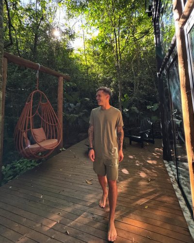 Carousel post from liveoficial.
