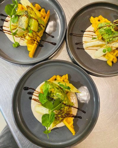 Carousel post from miditreizepontarlier.