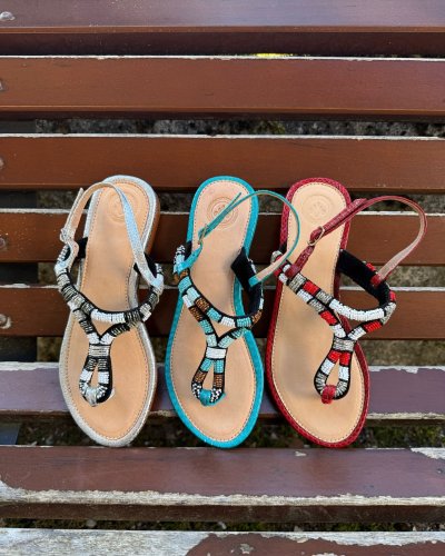 Carousel post from almareafootwear.