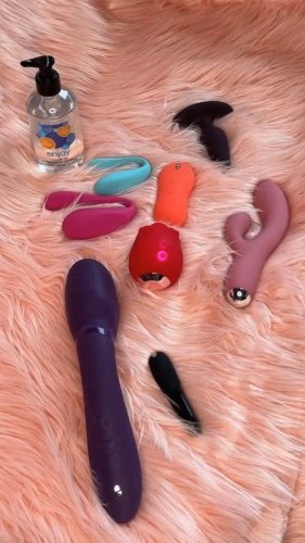 Video post from lovehoneyofficial.