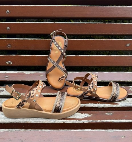 Carousel post from almareafootwear.