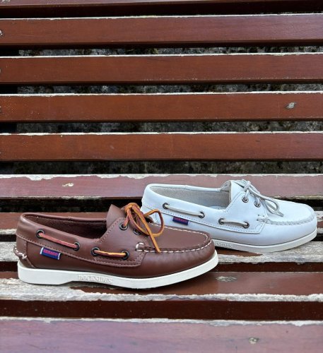 Carousel post from almareafootwear.