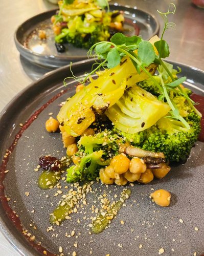 Carousel post from miditreizepontarlier.