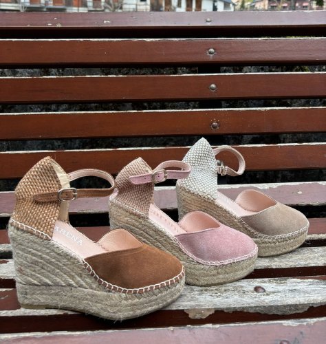 Carousel post from almareafootwear.