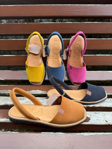 Carousel post from almareafootwear.